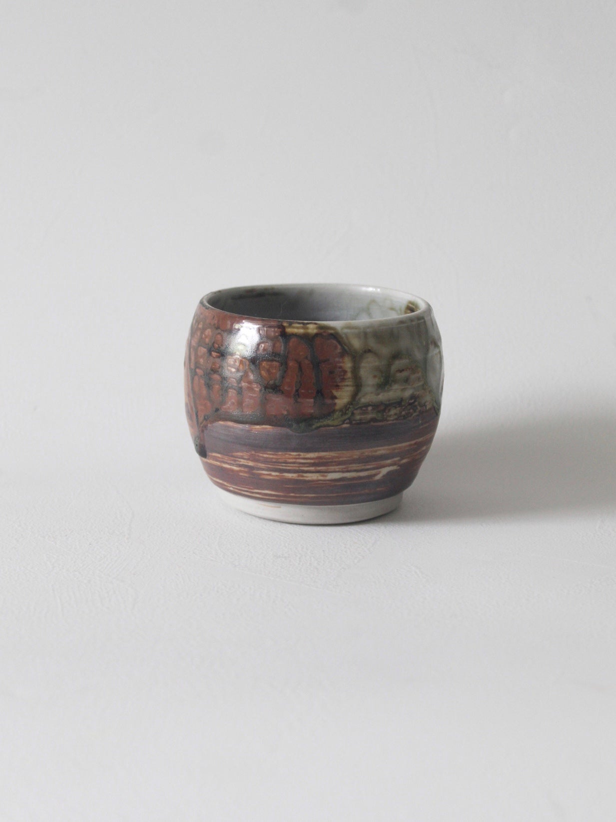 ROUND MUG IN SOIL BROWN