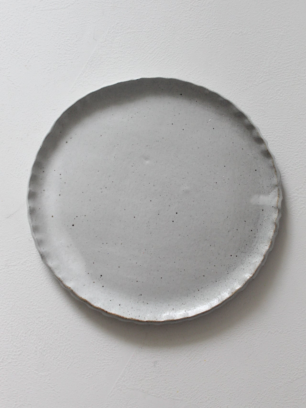 ROUND PLATE WITH RIM IN AU LAIT