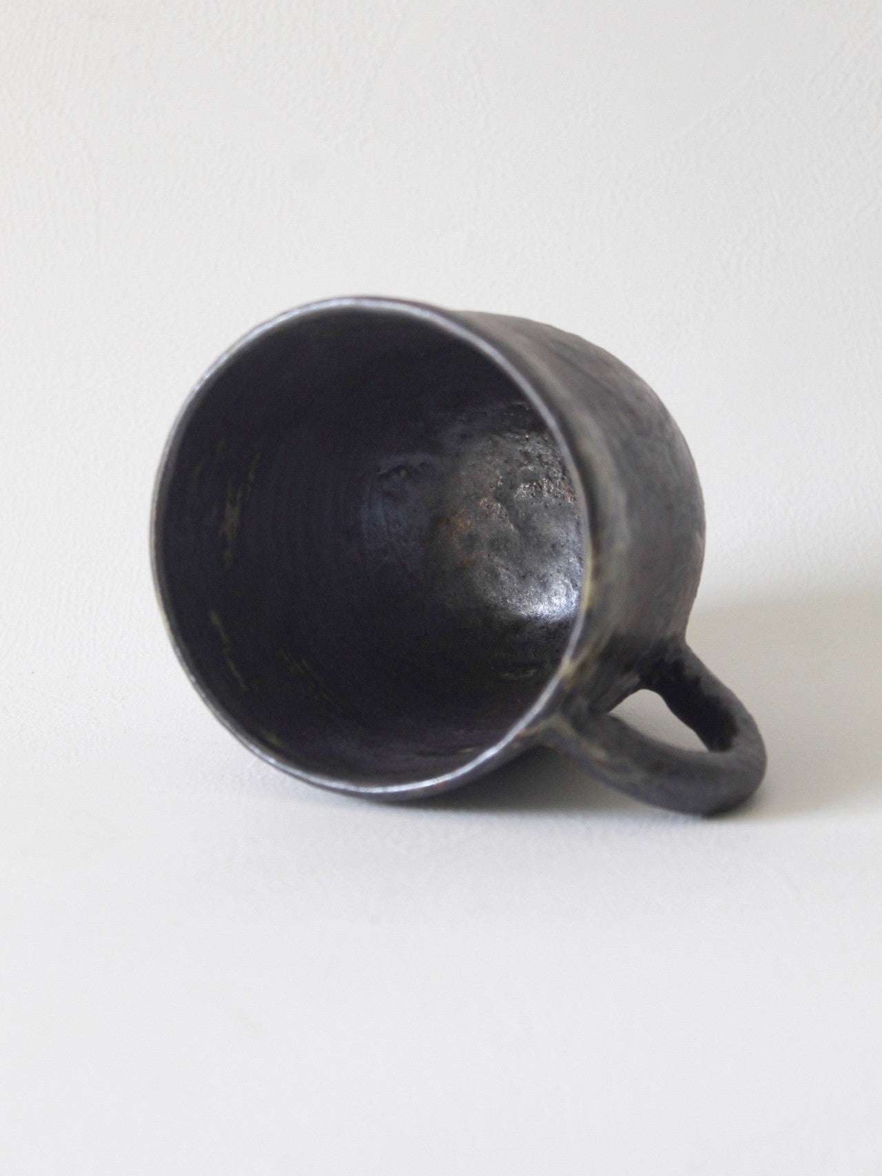 DARK CURVY RUSTIC MUG WITH HANDLE (TEXTURED)