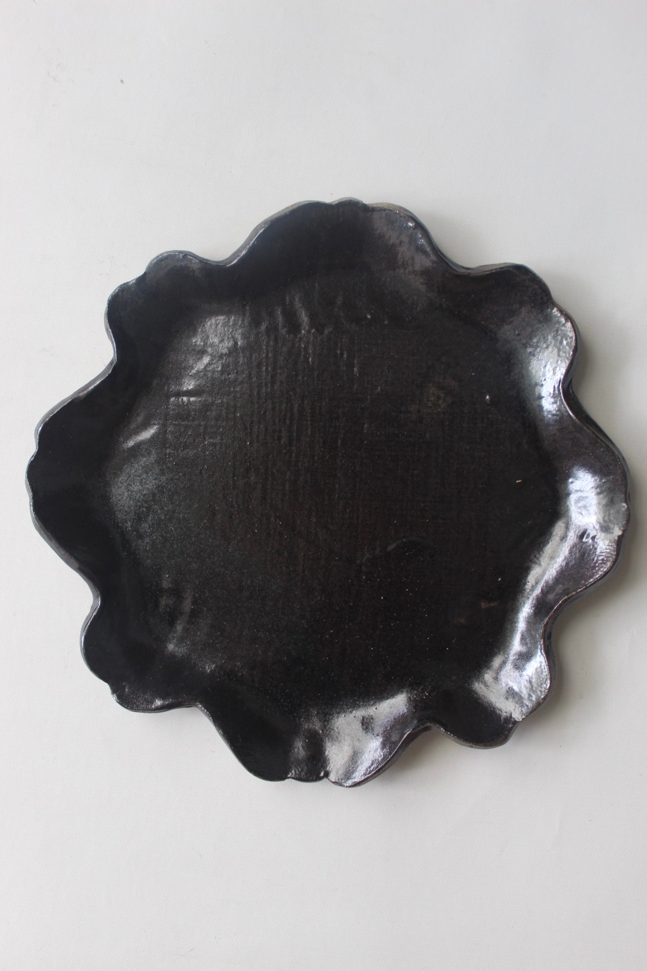 Flower curvy plate in metallic black